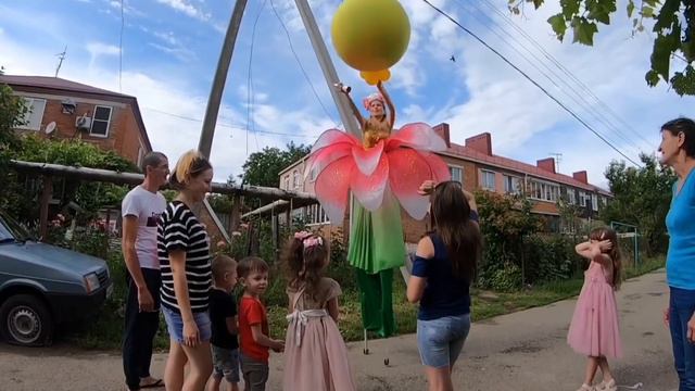 Аниматоры на ходулях смотреть онлайн