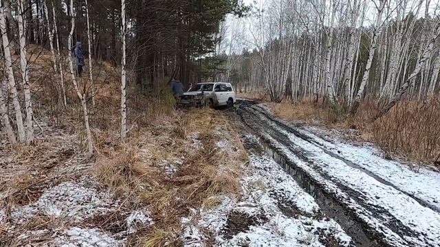 Toyota Land Cruiser 100, валит боком! Бампер до свидания) Уставшая BFGoodrich all terrain по снегу! смотреть онлайн
