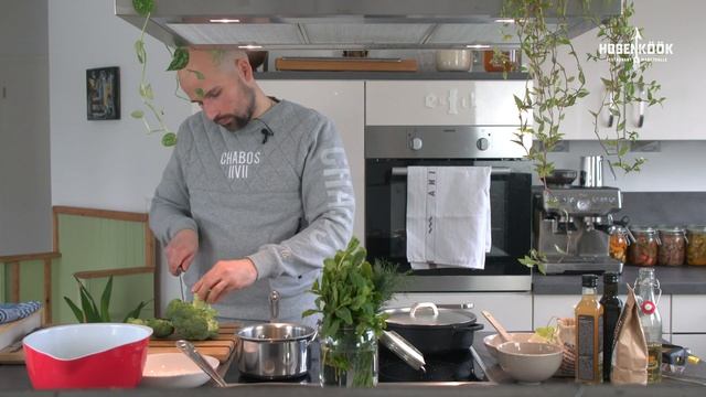 Rezept des Monats Februar: gebackene Aubergine mit Blumenkohl- Hanfpüree und geröstetem Brokkoli смотреть онлайн