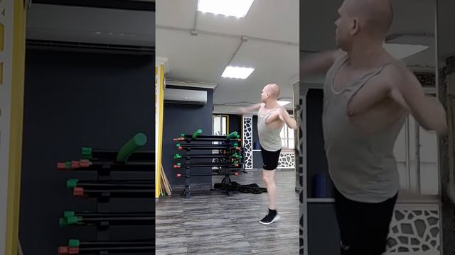 Тайский бокс. Муай-тай. Фитнес. Отработка ударов ног. Тренировка на нудлах. Растяжка ног. Кардио. смотреть онлайн