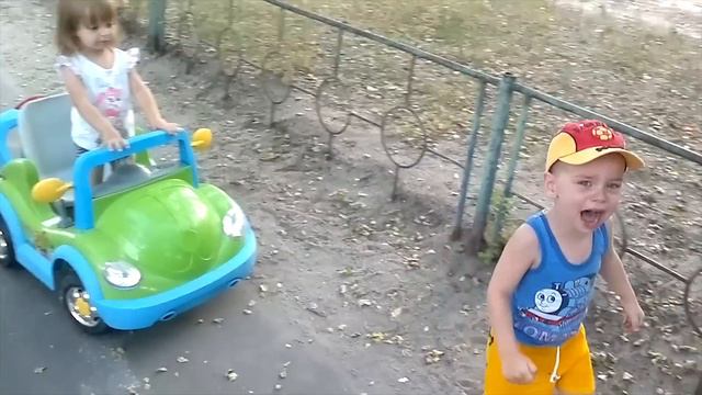 Смешное видео разборки Насти и Андрея борьба за машину Funny Videos disassembly Nastia and Andrei s смотреть онлайн