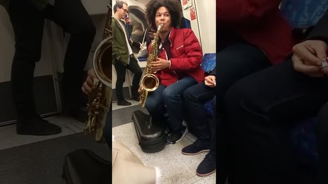 Pro Sax Player has a quick jam with a street artist in the tube in London - Instagram: @mikeeintron смотреть онлайн
