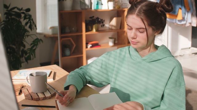 4498914-uhd_3840_2160_25fps