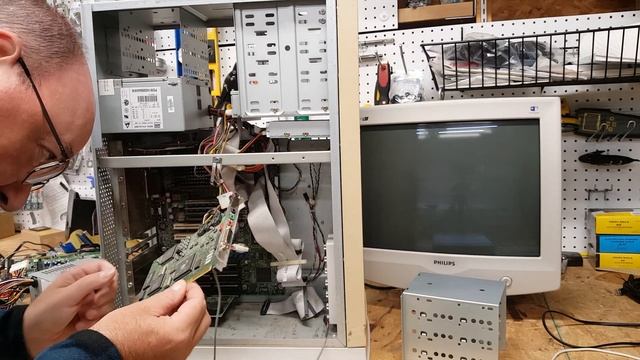 Disassembling the 1996 Gateway 2000 G-180 Pentium Pro Family PC смотреть онлайн