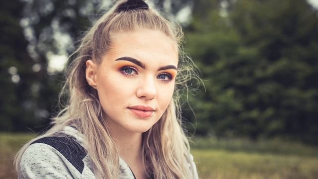 Девочка долго терпела насмешки всего двора, но однажды они с бабушкой кое-что придумали смотреть онлайн