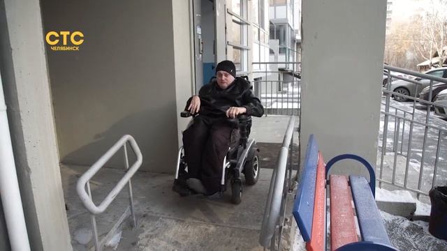 Челябинец с ограниченными возможностями просит отремонтировать подъёмник в подъезде смотреть онлайн
