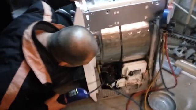 Ремонт.Сушильная машина Siemens. Определение утечки фреона. смотреть онлайн