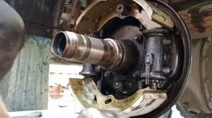 Hyundai HD78 замена задних колодок и сальника ступицы.