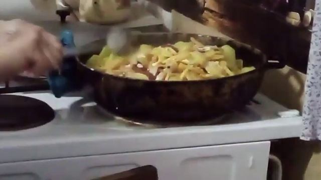 Жаренный картофель с колбасой и яйцами смотреть онлайн