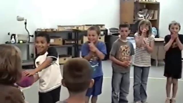 Passing the Ball Cooperative Children Music Game Activity смотреть онлайн