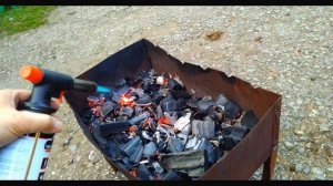 Как быстро разжечь угли в мангале газовой горелкой. Приятный сюрприз в конце видео.