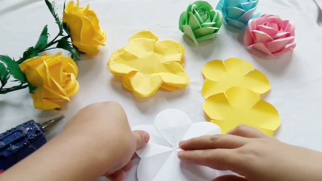 DIY - How to make Realistic Paper Rose - FREE TEMPLATE Tutorial - Paper Flower Craft - HappyMomma T смотреть онлайн
