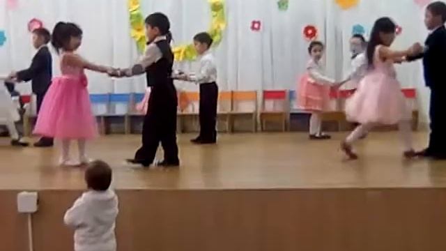Вальс на 8марта Милана с красной лентой на голове. смотреть онлайн