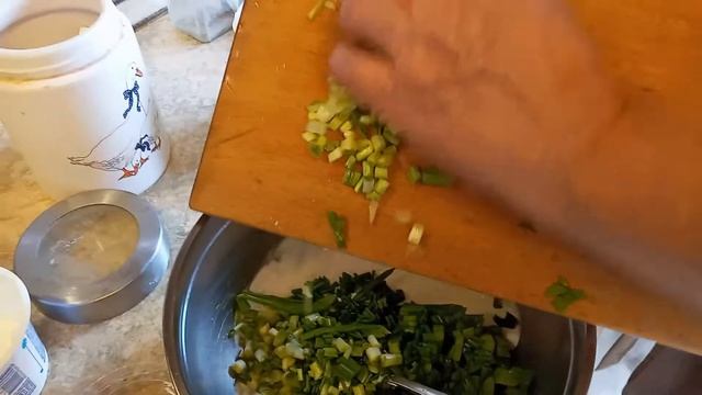 Салат из черемши(медвежий чеснок). Вариации греческого цацики на канале Это Приготовит Каждый. смотреть онлайн