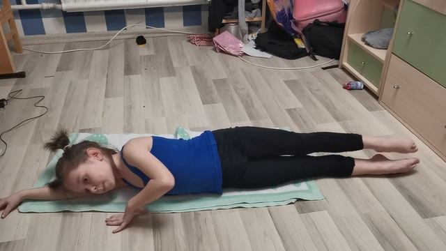 Упражнение на растяжку ног, паха, таза и бёдер на левую ногу смотреть онлайн