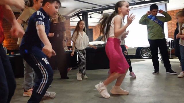 Крутая вечеринка! Выпускной, начальная школа. смотреть онлайн