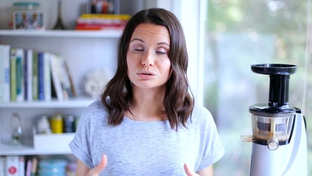 INTRO TO JUICING | Juicing Benefits and Tips + 3 YUMMY RECIPES смотреть онлайн
