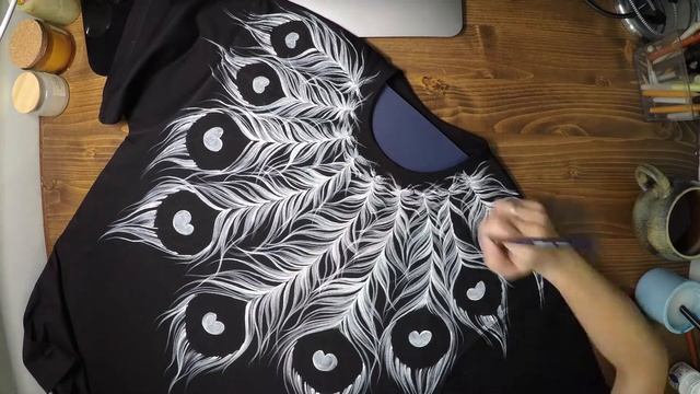 Роспись футболки акрилом. Перья и 50 оттенков синего. смотреть онлайн