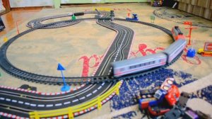 Игрушечные Поезда для детей и железнодорожный транспорт. Собираем набор железная дорога. Toy Train