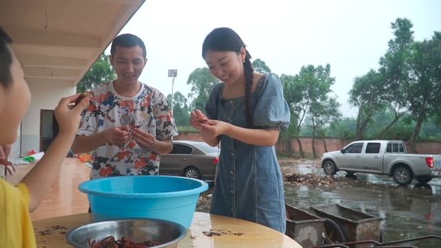 小雨和侄兒去抓龍蝦，回來做一鍋香辣小龍蝦，侄兒吃到停不下來【市民朱小雨】 смотреть онлайн