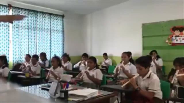 Niños interpretan "To my love" con flauta (Prof. Mario Coral) смотреть онлайн