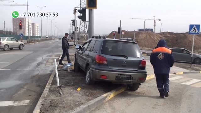 В Шымкенте внедорожник снес светофор (13 регион от 26.02.2018) смотреть онлайн