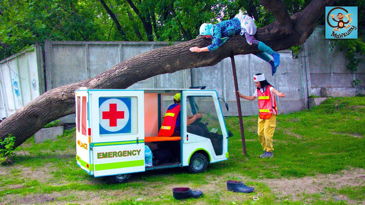 Дети и Машина. Диана и Даня играют на машине скорой помощи. Манкиту смотреть онлайн