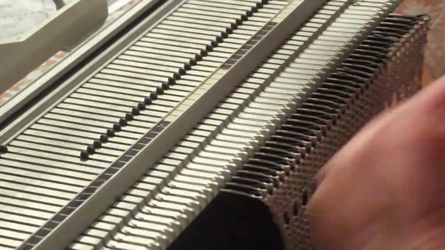 Вяжем узор на вязальной машинке "Каскад" из джутовой (льняной ) нити смотреть онлайн