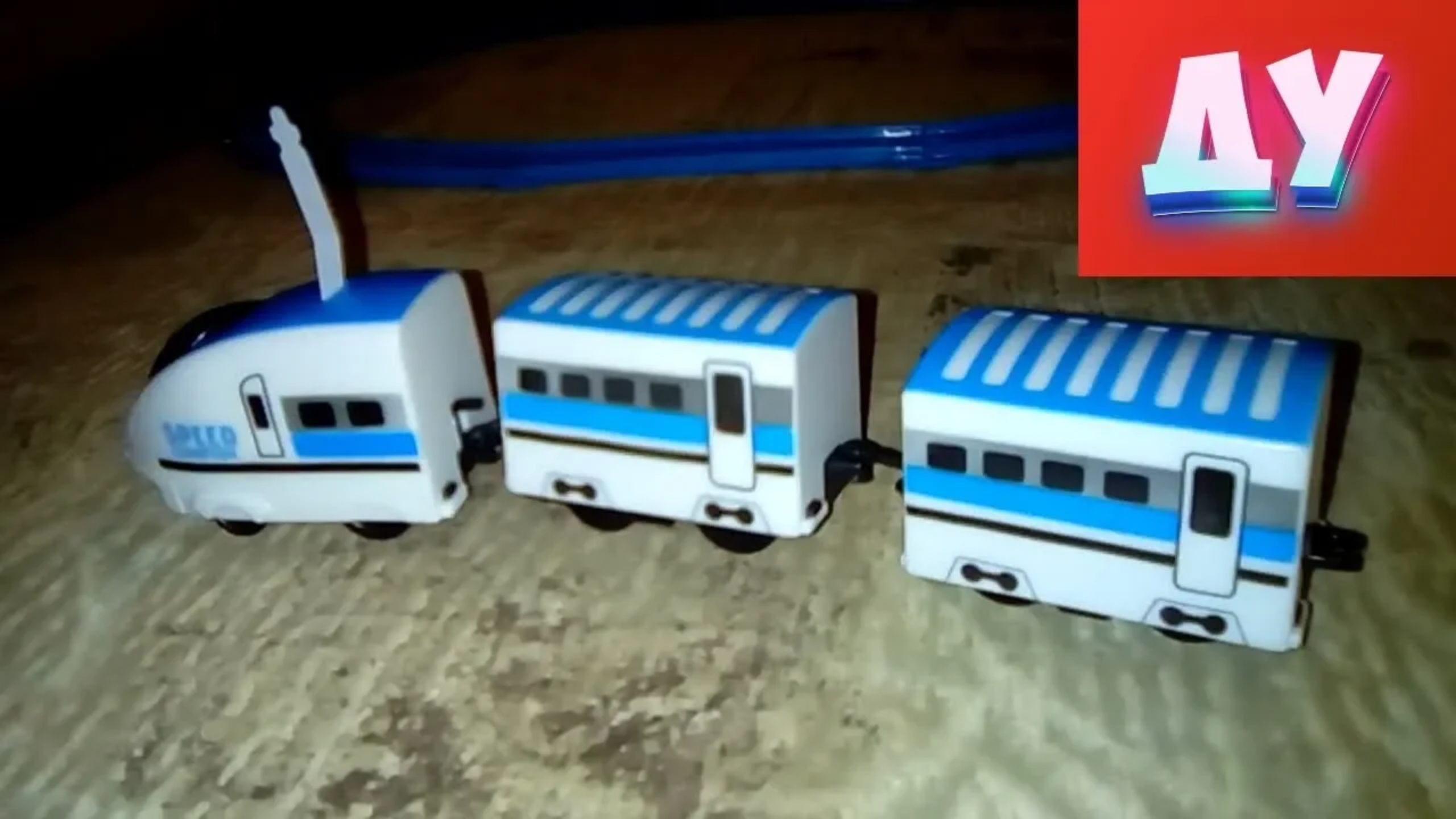 Игрушка поезд обзор - Сине-белый поезд едет по рельсам. смотреть онлайн