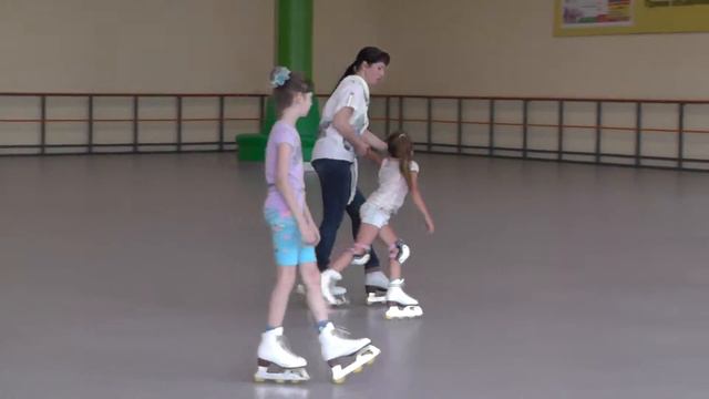 Роллердром "Янтарный".Тренировка фигуристов-любителей. смотреть онлайн