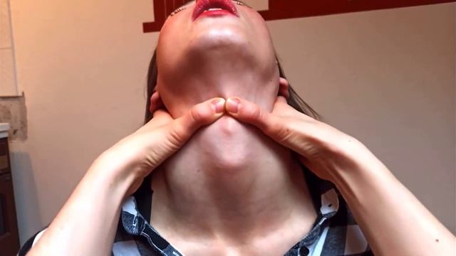 Alexa’s Gigantic Adam’s apple смотреть онлайн