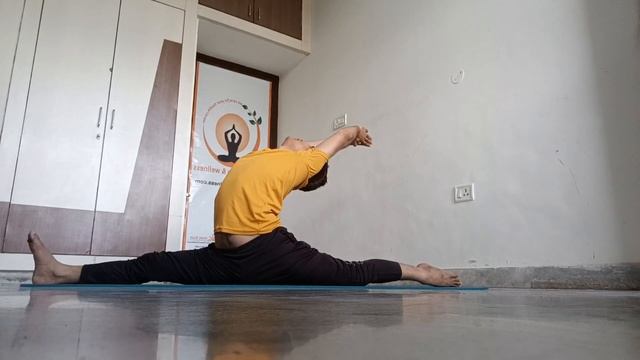 Performing Hanumanasana on Lord Hanuman Jayanti today #asanas #yoga #yogis #fitness смотреть онлайн
