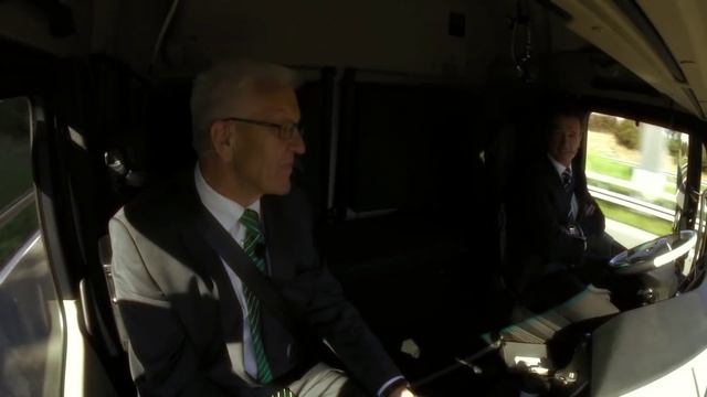 Daimler | Erster teil-autonom fahrender Serien-Lkw auf öffentlichen Straßen смотреть онлайн