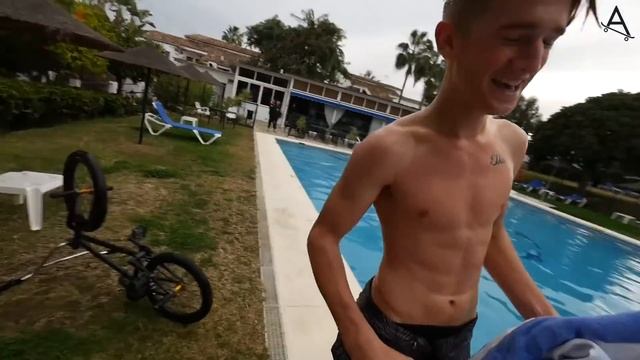 ПРЫЖКИ В БАССЕЙН НА BMX!! ОТБИЛ СПИНУ... (INSANE BMX POOL JUMP!) смотреть онлайн