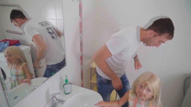 Уля как принцесса делает макияж! Уляля как красиво! Ulya does makeup like a princess! смотреть онлайн