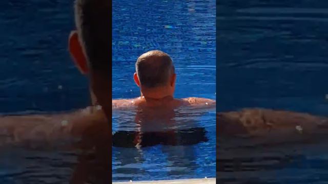 Лучший плавец | Кит попал в бассейн смотреть онлайн