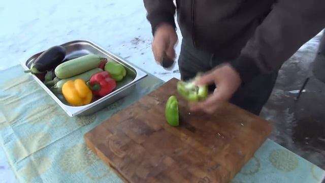 Мясо, приготовленное в казане на костре, тает во рту! Рецепт от Акопа дедушки! смотреть онлайн