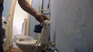 Установка бокового клапана подачи воды в смывной бачок унитаза!