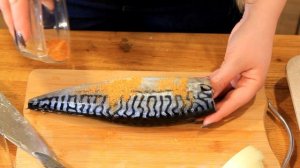 Скумбрия на луковой подушке запеченная в духовке