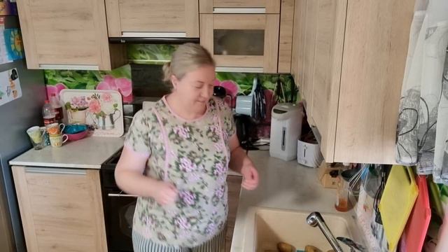 Чокнутая баба! Придётся выслушивать недовольства мужа/Вернулась в советское детство/Из 🇩🇪 в Россию смотреть онлайн