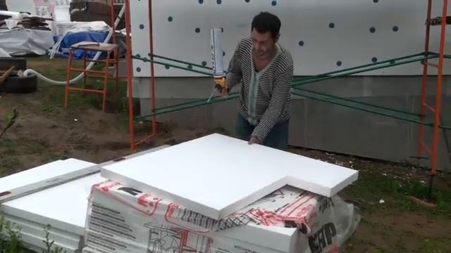 Приклейка пенополистирола на каркасный дом, клеим ППС на клей-пену Ceresit CT84 смотреть онлайн