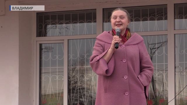 2016 04 18 HD Перед центральной библиотекой читают стихи Маяковского смотреть онлайн