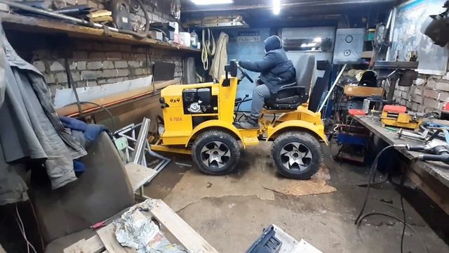 Самодельный минитрактор переломка. Разворот в гараже. смотреть онлайн