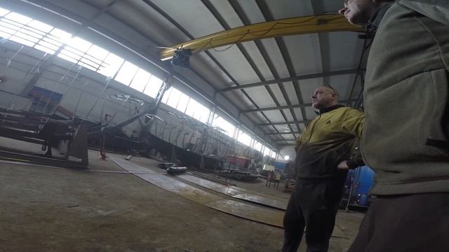 Строим металлический парусник. Обшивка бортов и подъем со стапеля S1 Ep4 смотреть онлайн