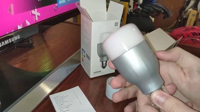 Распаковка светодиодной лампы Xiaomi Mi LED Smart Bulb MJDP02YL смотреть онлайн