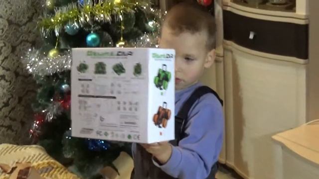 Сергей открывает новогодние подарки подаренные Дедом морозом смотреть онлайн