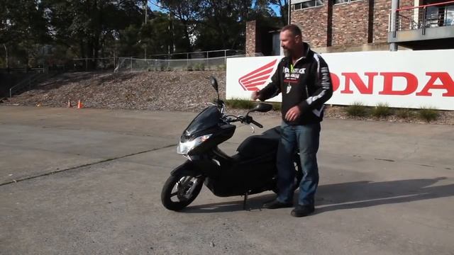 Taking a scooter on and off the centre stand смотреть онлайн