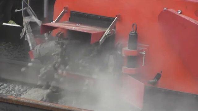 Агрегат очищення колій УПМ1-1 в роботі смотреть онлайн