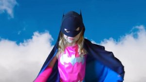 Настя наряжается супергероем и спасает папу