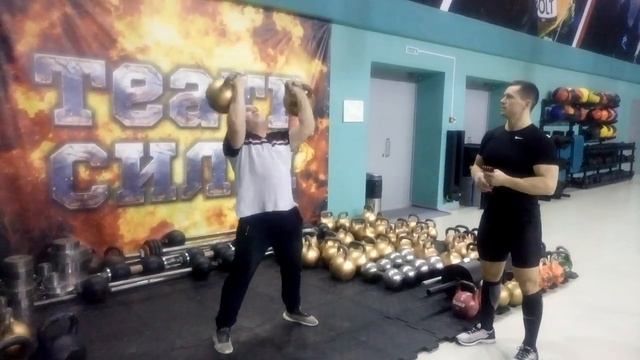 АЛЕКСАНДР ШУЙСКИЙ.ПАРНЫЙ ЖИМ СТОЯ ДВУХ ГИРЬ ПО 50 КГ НА 8!TWO-HAND A PAIR OF 50 KG KETTLEBELLS PRES смотреть онлайн